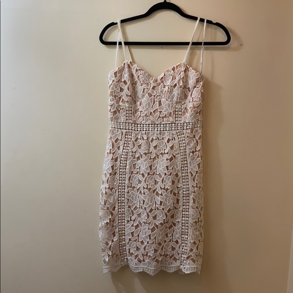 Lulu’s white lace dress